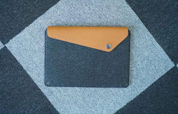 Keeps your MacBook secure with Mujjo Sleeve